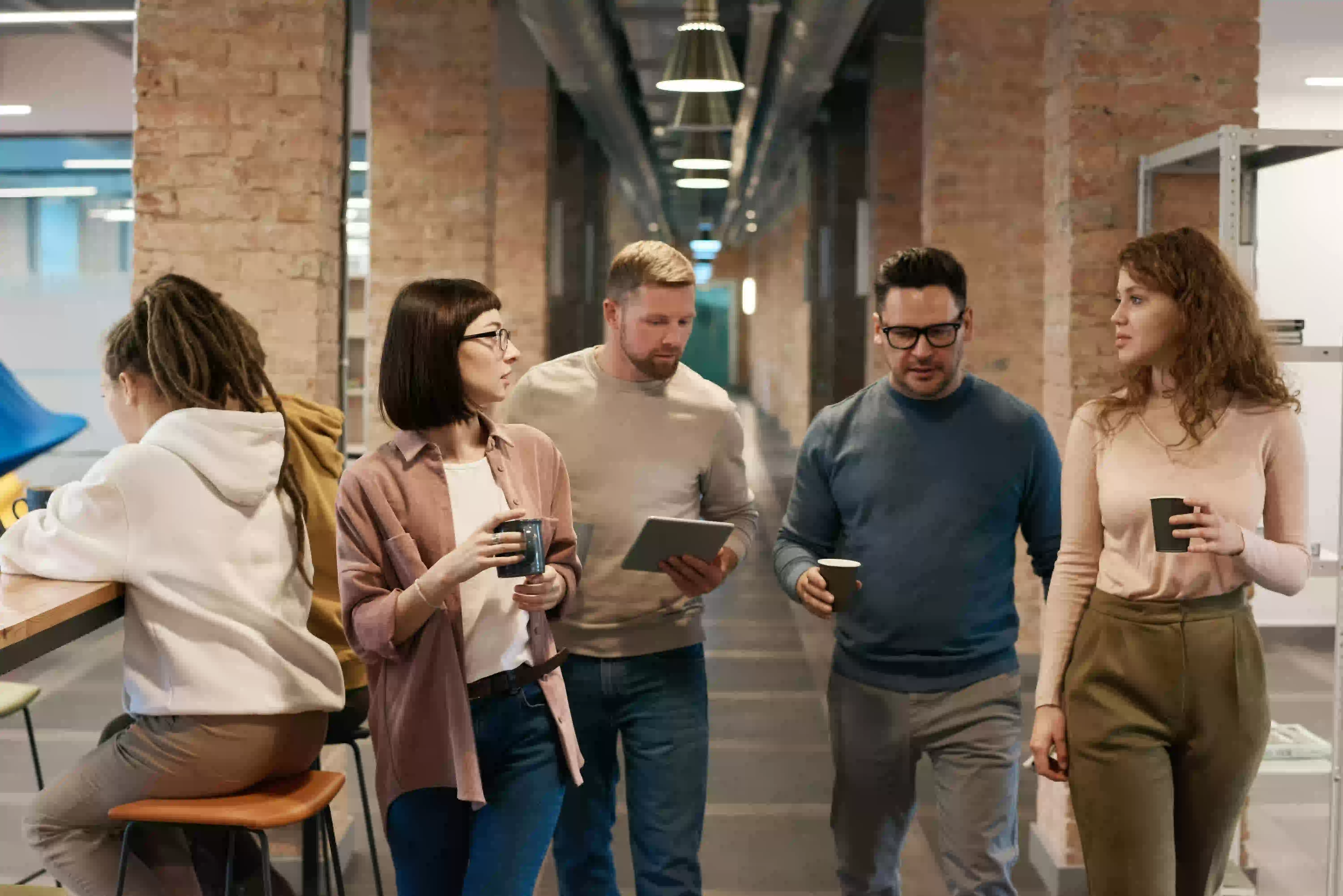 Equipo de trabajo diseñando una red