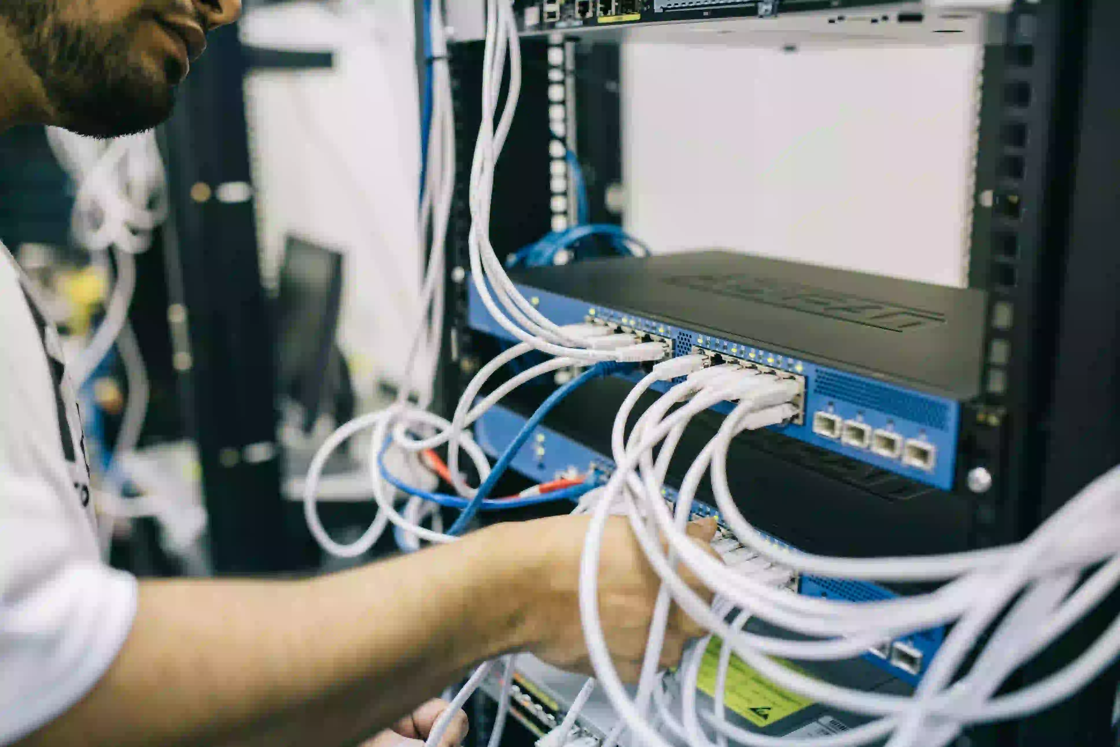 Persona instalando cableado